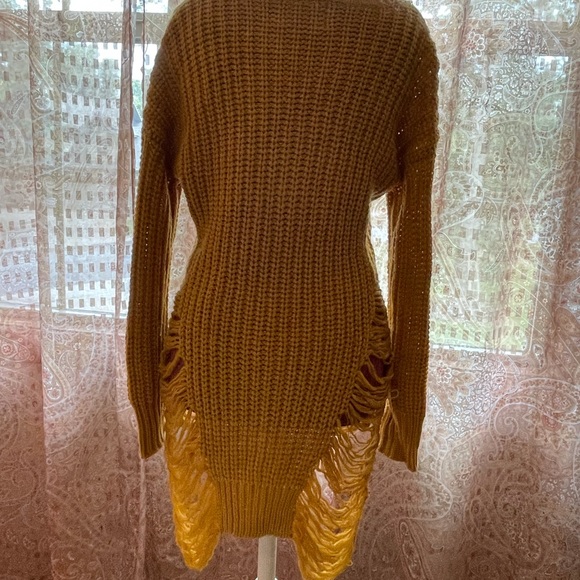 Active USA This stylish oversized sweater has the distressed/freyed look. - Picture 3 of 5